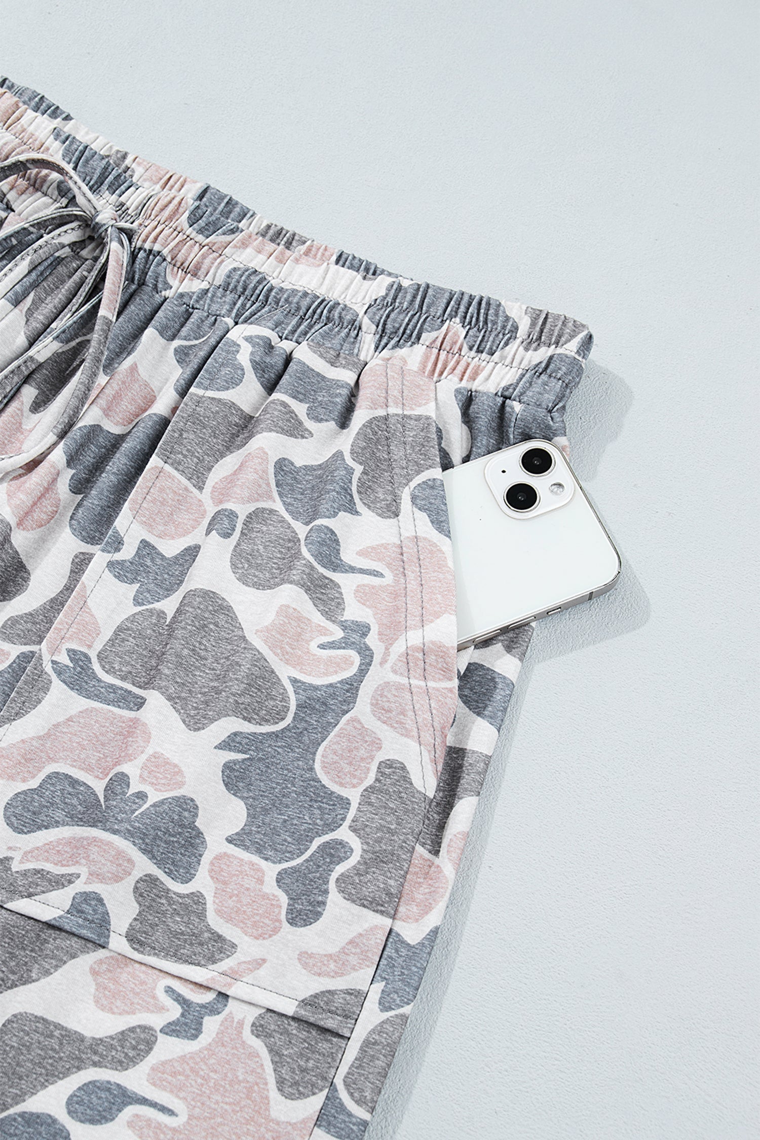 Plus Size Camo Patch Pocket Drawstring Cropped Pants