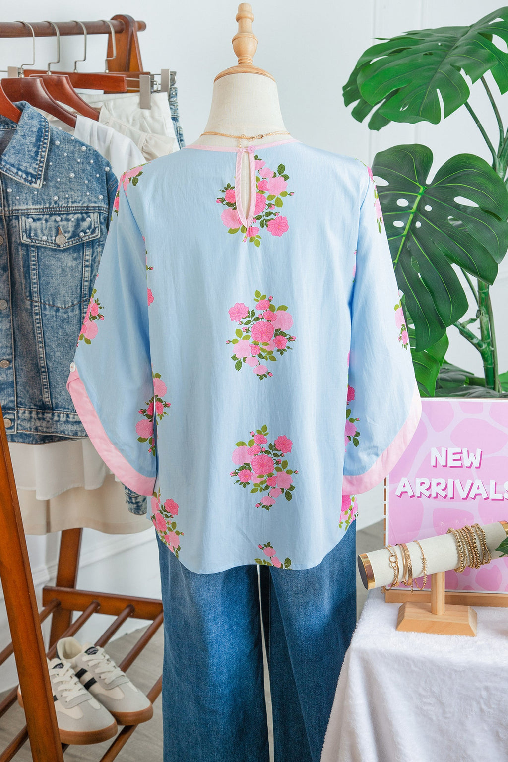 Floral Button Cuffed 3/4 Sleeve Round Neck Blouse