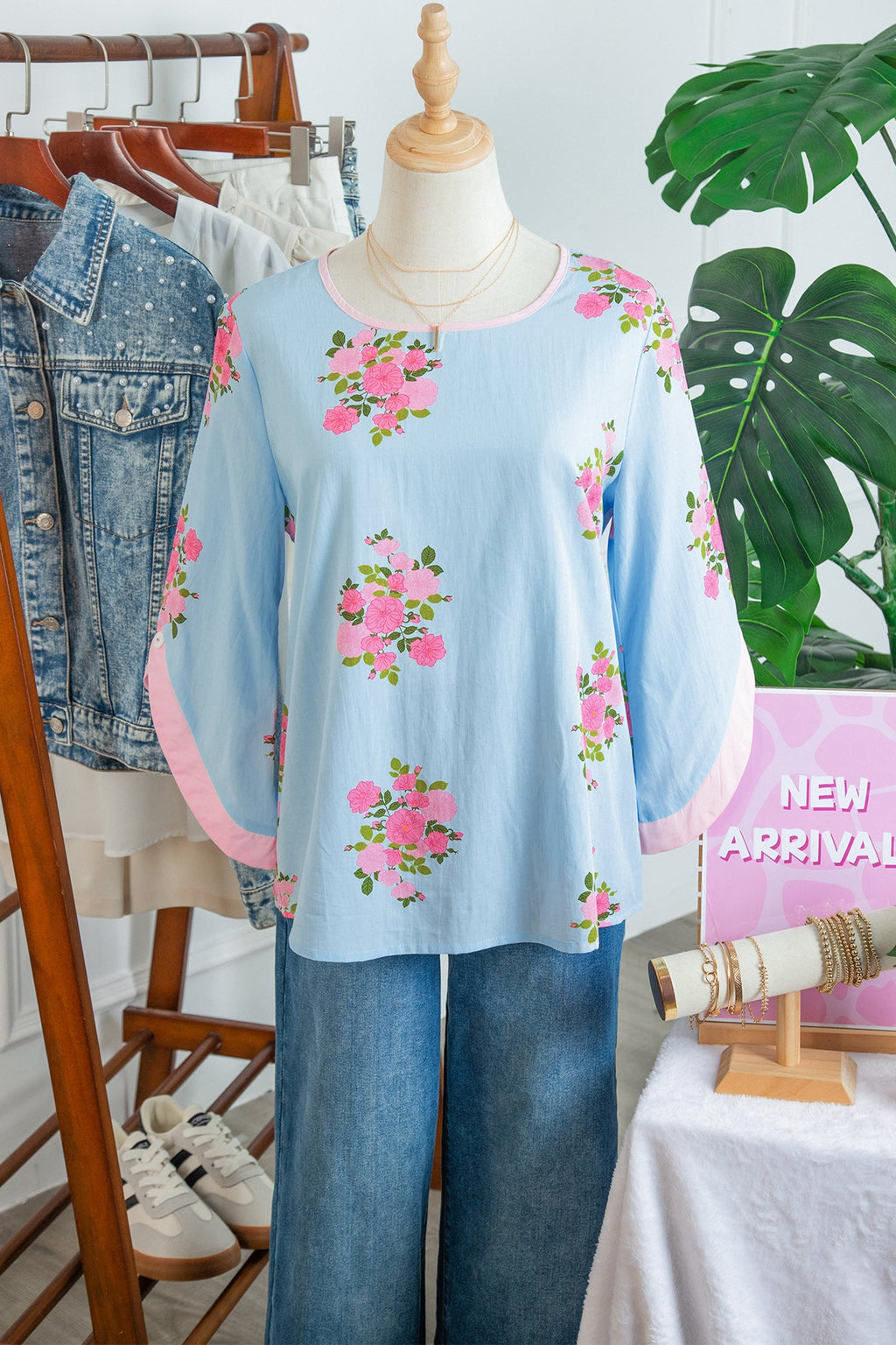 Floral Button Cuffed 3/4 Sleeve Round Neck Blouse