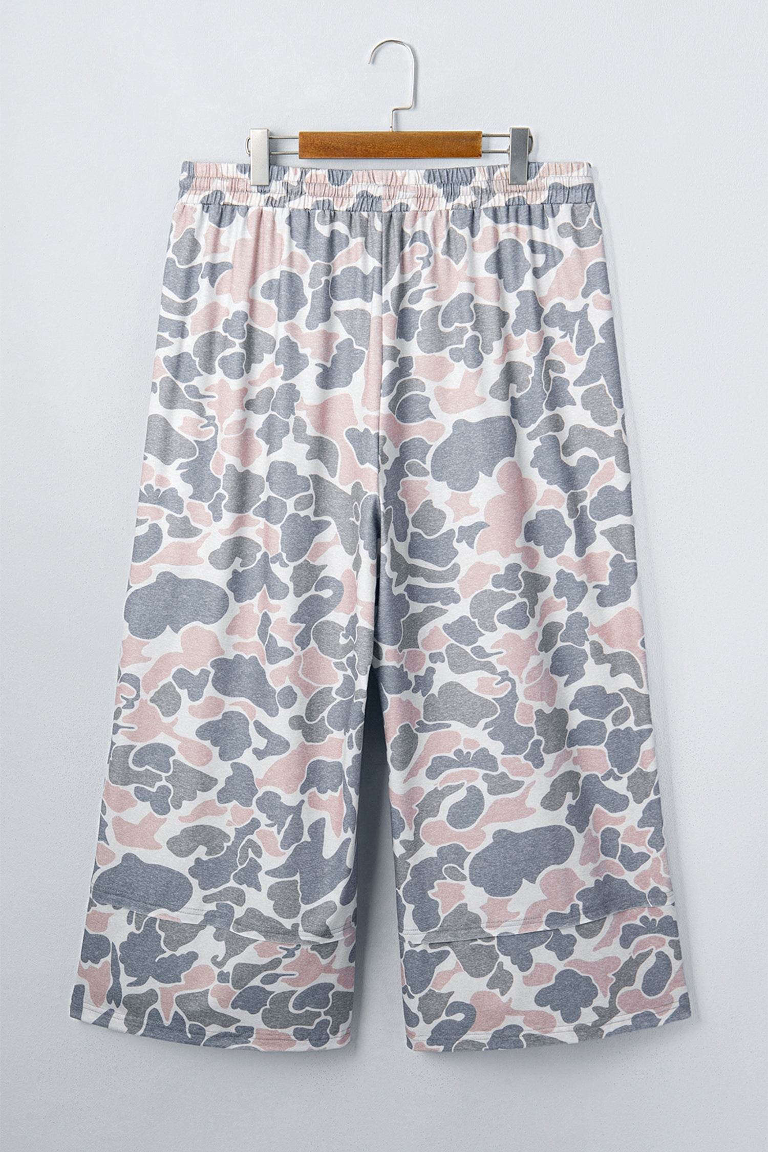 Plus Size Camo Patch Pocket Drawstring Cropped Pants