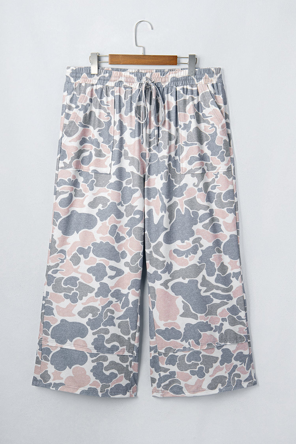Plus Size Camo Patch Pocket Drawstring Cropped Pants