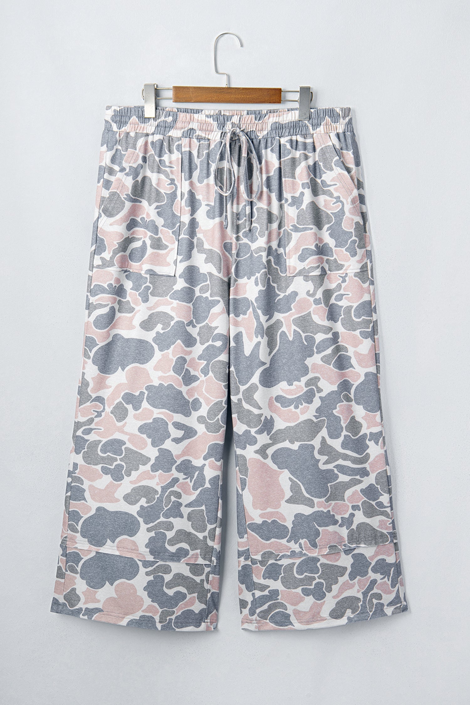 Plus Size Camo Patch Pocket Drawstring Cropped Pants
