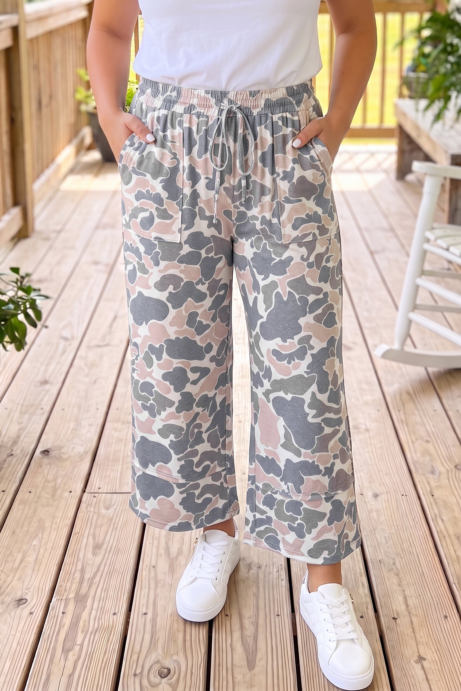 Plus Size Camo Patch Pocket Drawstring Cropped Pants